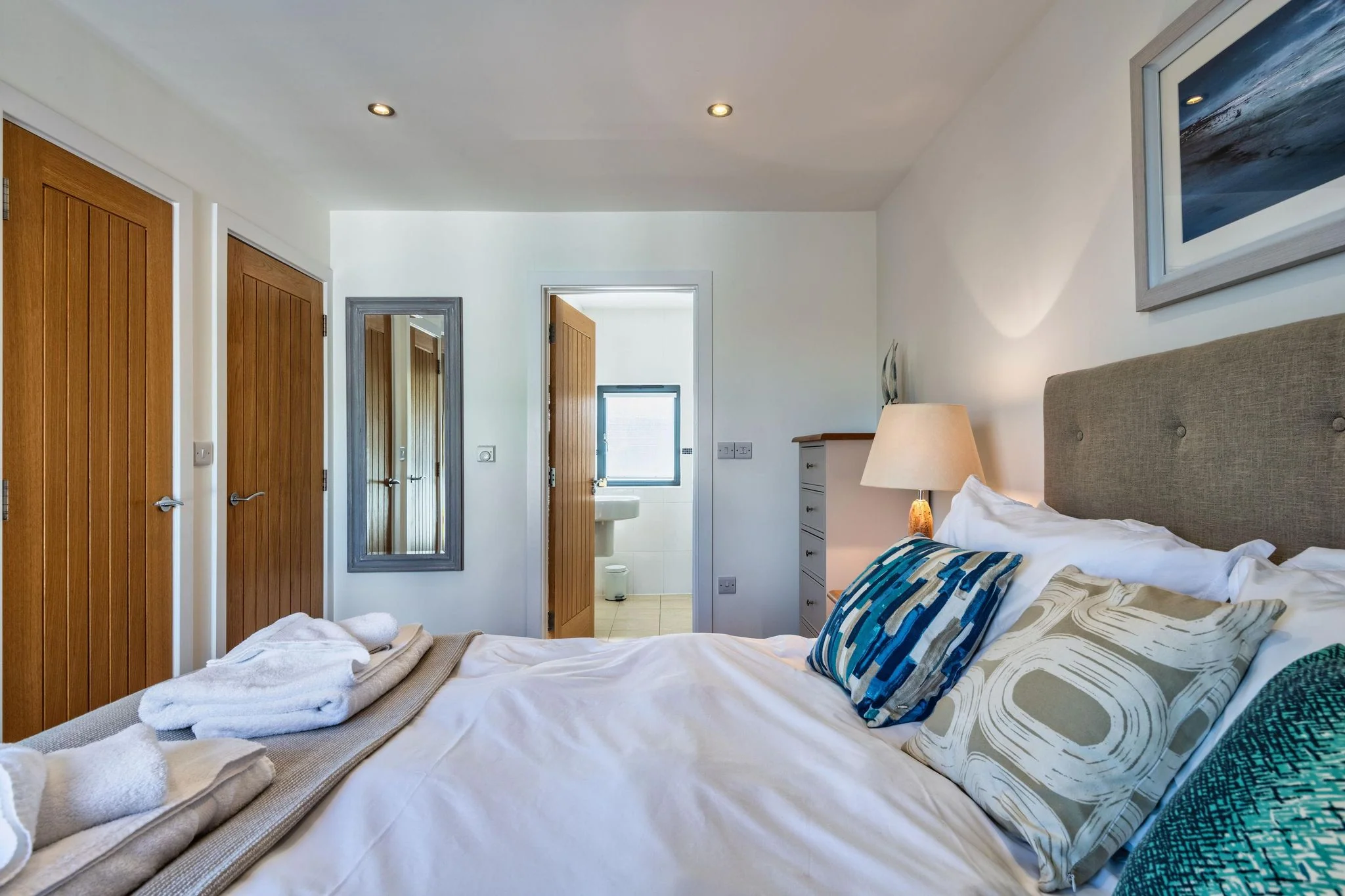 Arundell double bedroom with crisp white linen