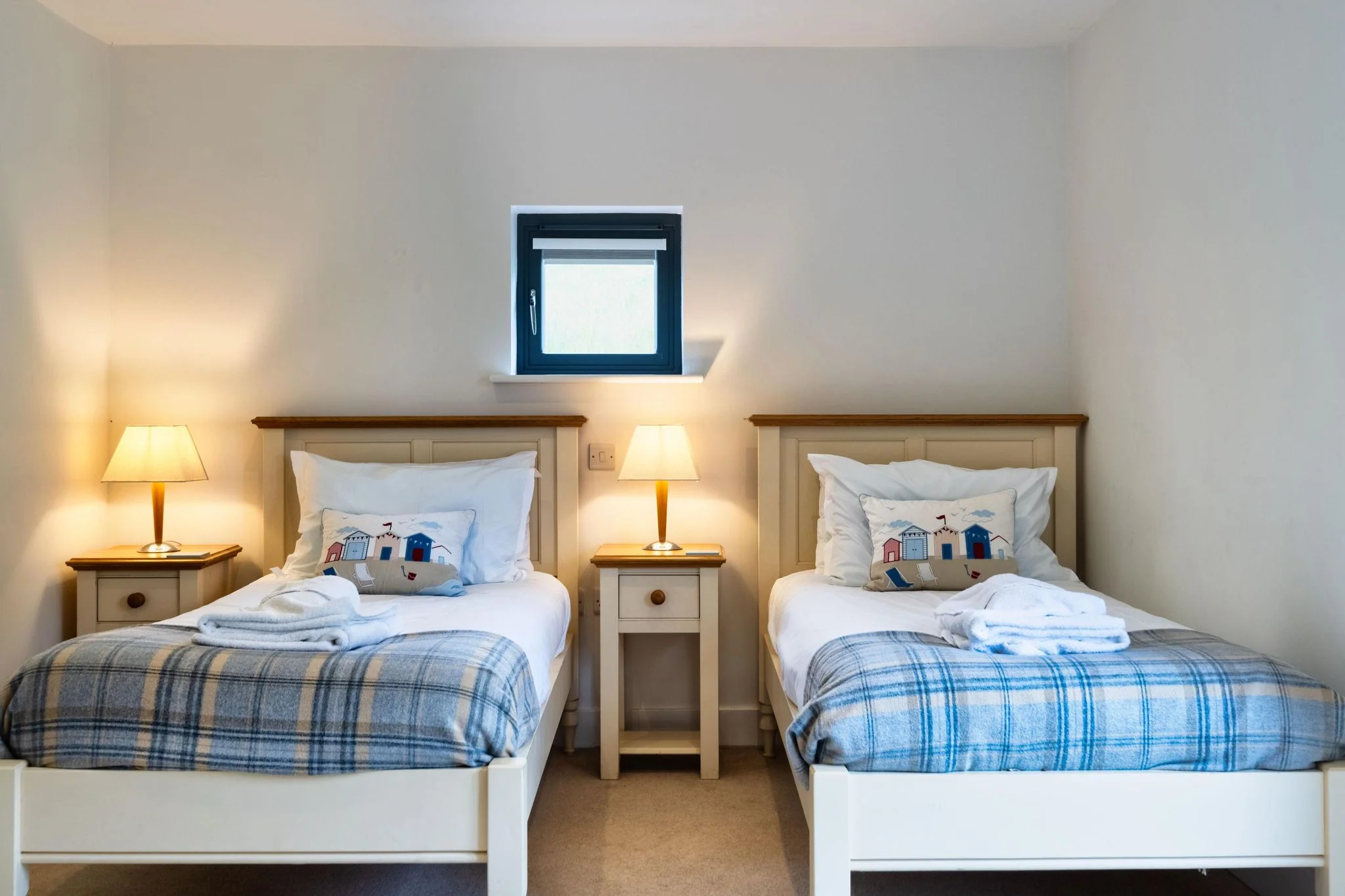 Beachcombers twin bedroom with two single beds and bedside lamps