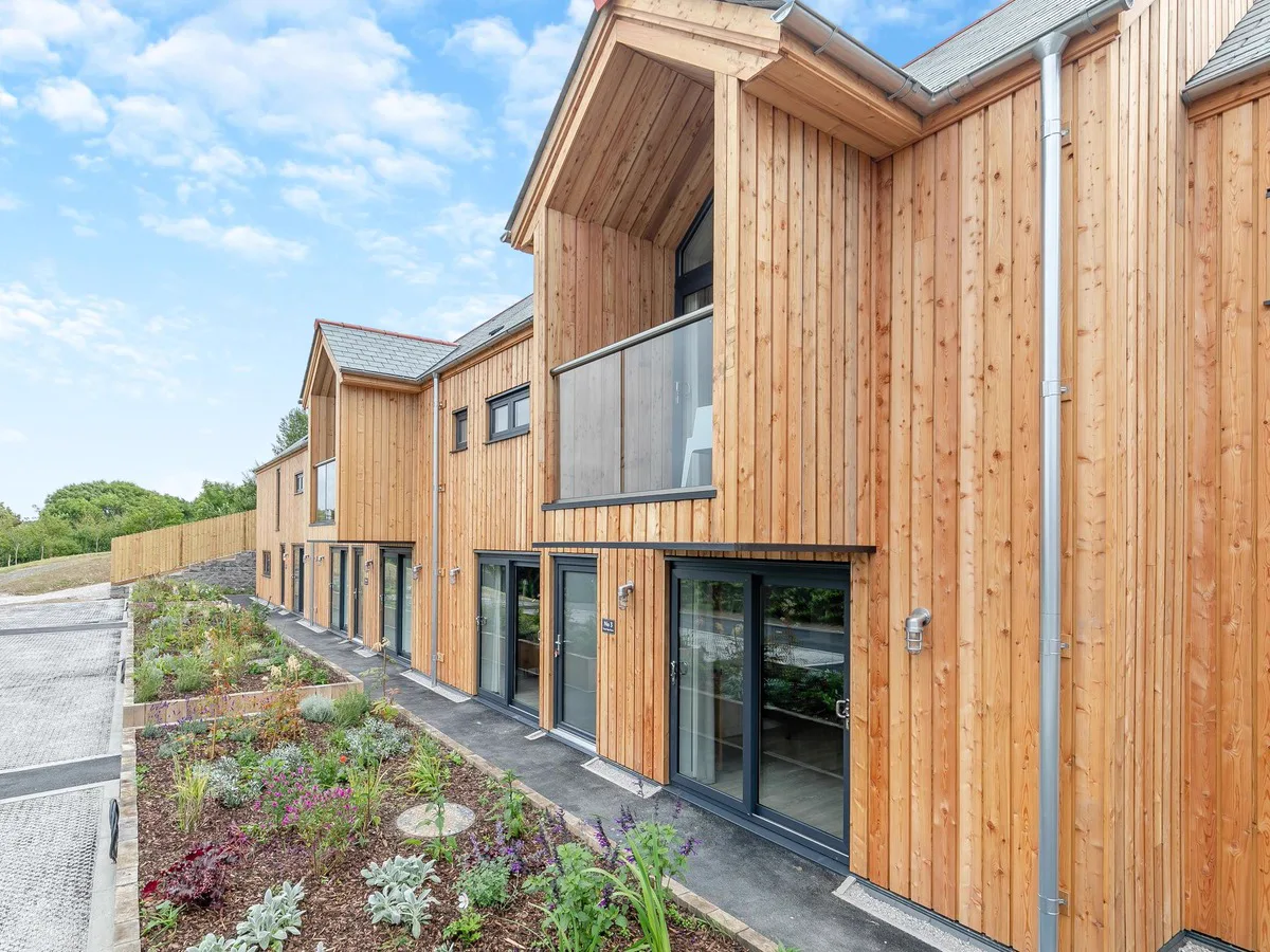 Gwari Spa Barn 2.0 — contemporary 4-bed cottage with hot tub, Whalesborough