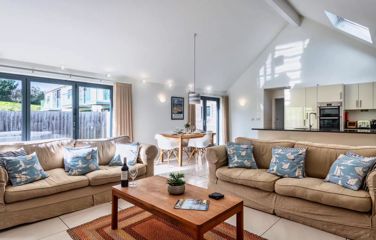 Little Main — 5-star gold end-terrace sleeping 4+cot, Whalesborough