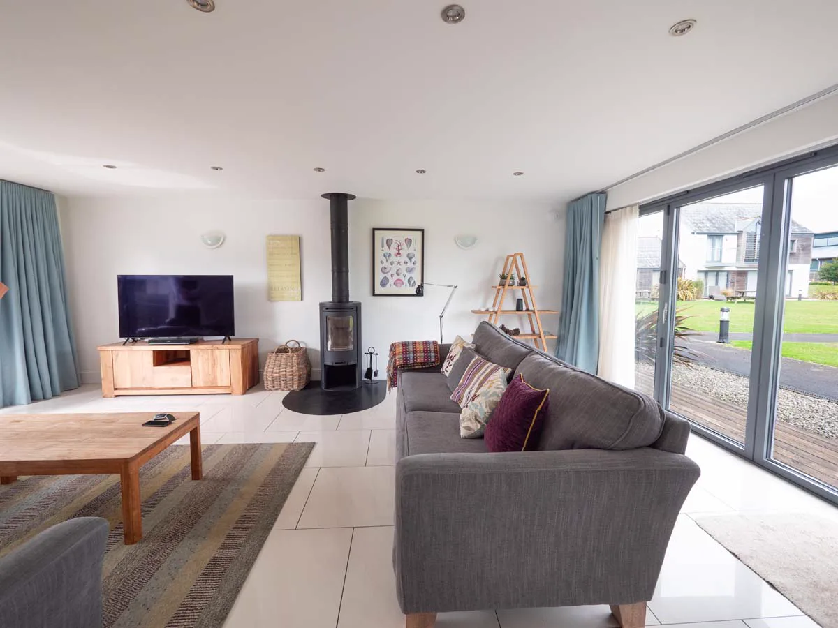 Medlands — luxury couples cottage at Whalesborough with open-plan living and private garden