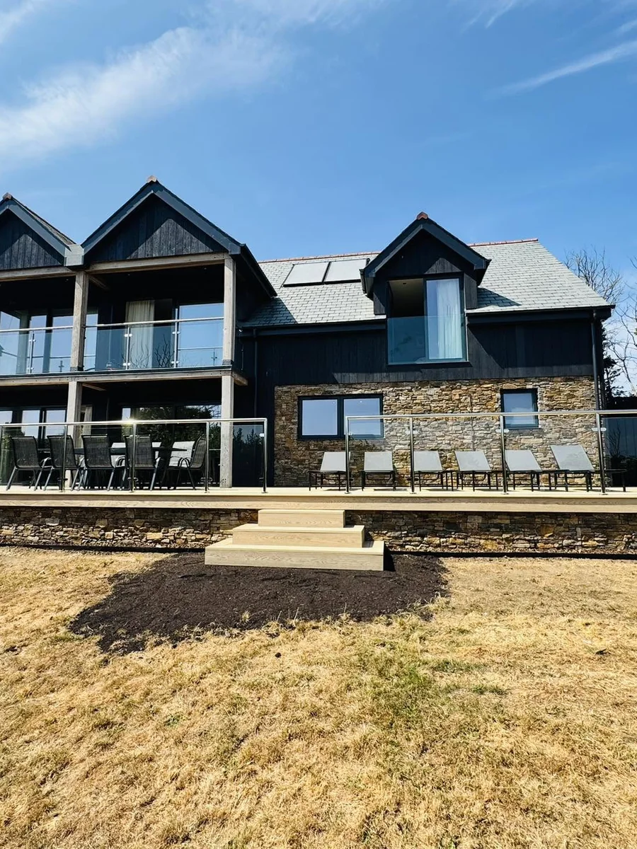 Nan's House — 5-star gold five-bedroom cottage sleeping 10 with a private hot tub, Whalesborough