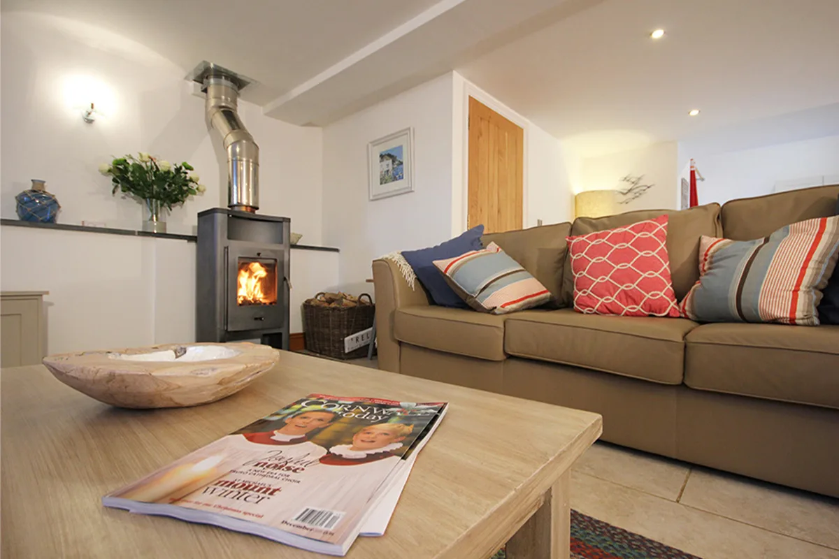 Westcotts — 5-star gold cottage with wood burner sleeping 4, Whalesborough