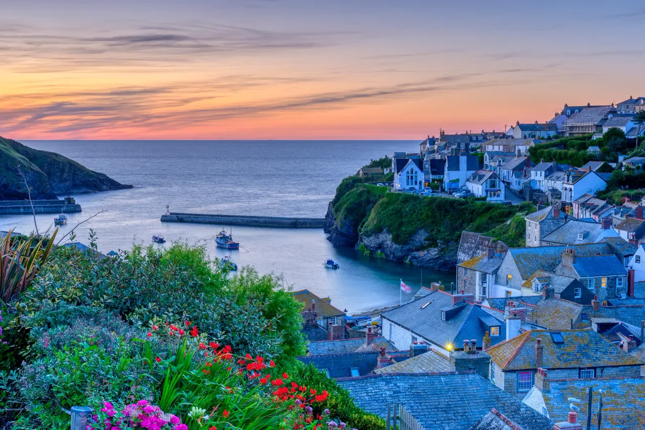 Whitewashed cottages around the historic harbour of Port Isaac at dusk